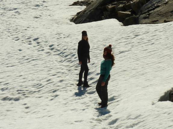 Atravessando um trecho de neve no caminho do refúgio San Martín para a Laguna Témpanos, região de Bariloche, na Argentina